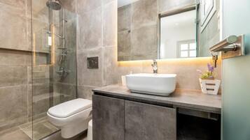 Dusche, Hydromassagedusche, Haartrockner, Handtücher