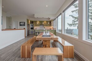 Dining - Brand new duplex with 2 king beds, elevator, private hot tub, ski in and out. (Silver Star Mountain)