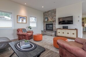 Smart TV, fireplace