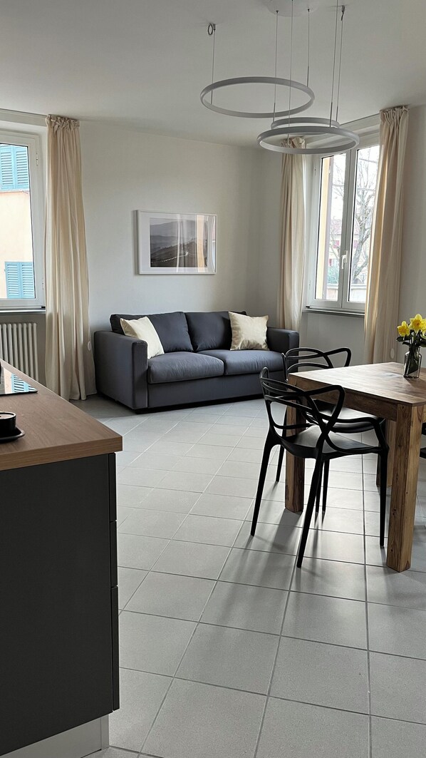 Lägenhet Comfort | Vardagsrum | 32-tums smart-tv med digitalkanaler