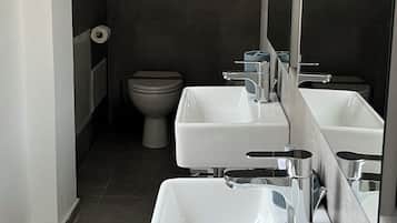 Departamento Confort | Baño | Regadera, secadora de cabello, bidet, toallas