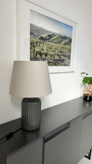 Lägenhet Comfort | Vardagsrum | 32-tums smart-tv med digitalkanaler