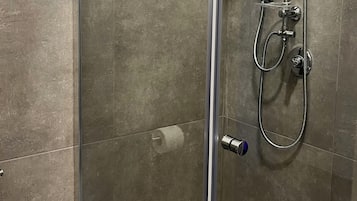 Classic Apartment | Bathroom | Shower, hair dryer, bidet, towels