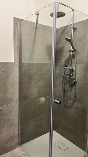 Apartamento clásico | Baño | Ducha, secador de pelo, bidé y toallas