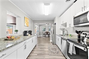 Fridge, microwave, oven, stovetop - Perfect Location for Sports and Concert Venues! - La Cabina (Tampa)