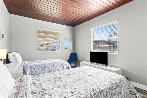 4 室のベッドルーム、デスク、アイロン / アイロン台、WiFi (無料)