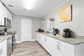 Fridge, microwave, oven, stovetop - Perfect Location for Sports and Concert Venues! - La Cabina (Tampa)