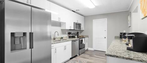 Réfrigérateur, micro-ondes, four, plaque de cuisson