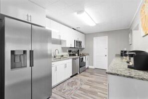 冷蔵庫、電子レンジ、オーブン、コンロ