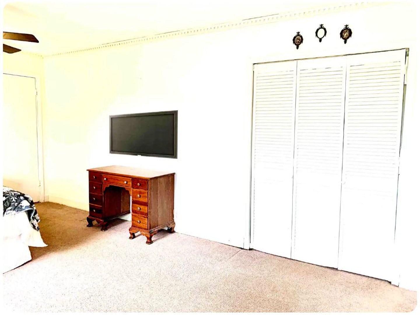 The Suite has HD Smart Flat screen TV with Desk work station. Free Fast Wi-Fi