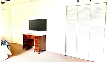 The Suite has HD Smart Flat screen TV with Desk work station. Free Fast Wi-Fi