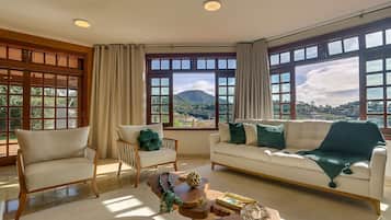 En 32-tommers Flatskjerm-TV med digitale kanaler samt TV og peis