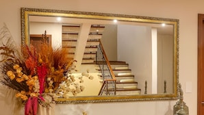 32-inch flat-screen TV with digital channels, TV, fireplace - Villa Boréal Hostellerie (Águas de Lindóia)