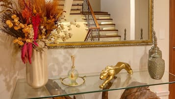 En 32-tommers Flatskjerm-TV med digitale kanaler samt TV og peis