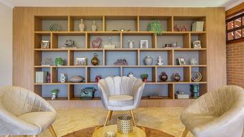 En 32-tommers Flatskjerm-TV med digitale kanaler samt TV og peis