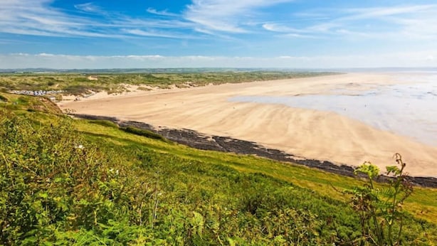 A coastal landscape with a sandy beach, grassy areas, and a clear sky. - Beautiful seaside retreat close to North Devon's white sandy beaches! (Wrafton)