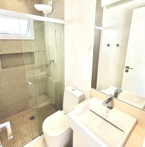 Dusche, Haartrockner, Handtücher, Seife