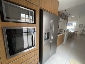 電子レンジ、オーブン、コンロ、食器洗い機
