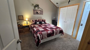 1 bedroom, desk, iron/ironing board, travel cot - 1-bedroom cabin 5 miles from Cumberland Falls and Daniel Boone National Forest (Whitley City)