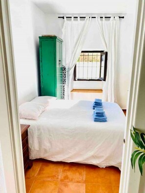 2 bedrooms, iron/ironing board, free WiFi, bed sheets - Townhouse in the vibrant old town (Tarifa)