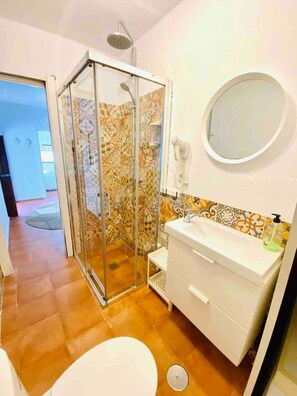 Douche, séchoir à cheveux, serviettes fournies, papier de toilette