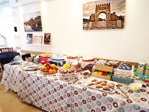 Tägliches Frühstücksbuffet gegen Gebühr