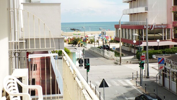 Hotel Flamingo, con vista a la playa y al océano.