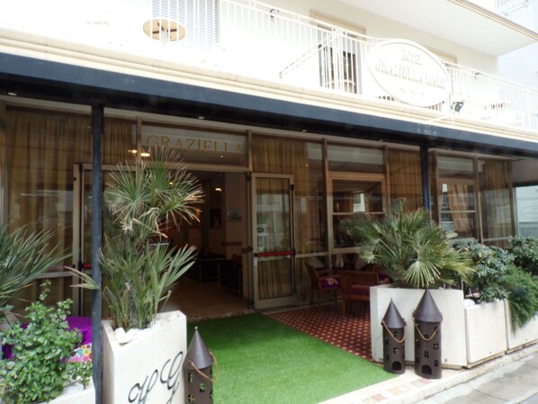 Entrada de un hotel con un letrero que dice GRAZIELLA.