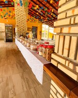 包含每日自助早餐