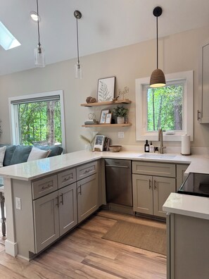 Fridge, microwave, oven, stovetop - Peaceful Vibe, Modern Cabin - 10 mins from Tryon International Equestrian Center (Rutherfordton)