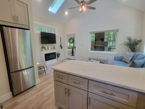 Smart TV, fireplace, DVD player - Peaceful Vibe, Modern Cabin - 10 mins from Tryon International Equestrian Center (Rutherfordton)