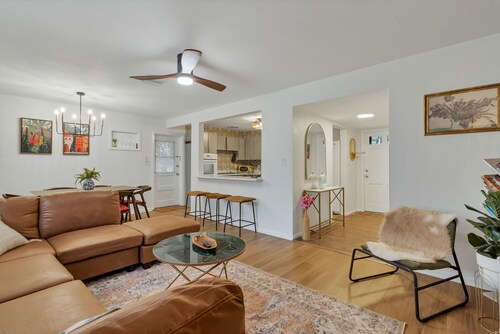 Spacious Home - Quiet, yet close to everything! Fully fenced in and pet friendly