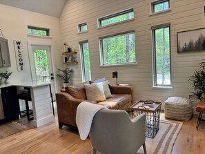 Smart TV, fireplace, DVD player, books - Entire Modern Cabin on 40+ acres, 10 mins from Tryon Equestrian Center TIEC (Rutherfordton)