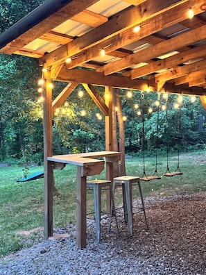 Outdoor dining - The Stone - Modern Cabin on 40+ acres, 10 mins from Tryon Equestrian Center TIEC (Rutherfordton)