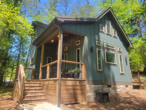 The Stone - Modern Cabin on 40+ acres, 10 mins from Tryon Equestrian Center TIEC