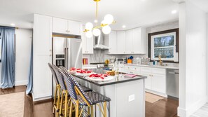 冷蔵庫、電子レンジ、オーブン、コンロ