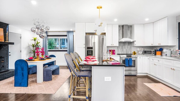 冷蔵庫、電子レンジ、オーブン、コンロ