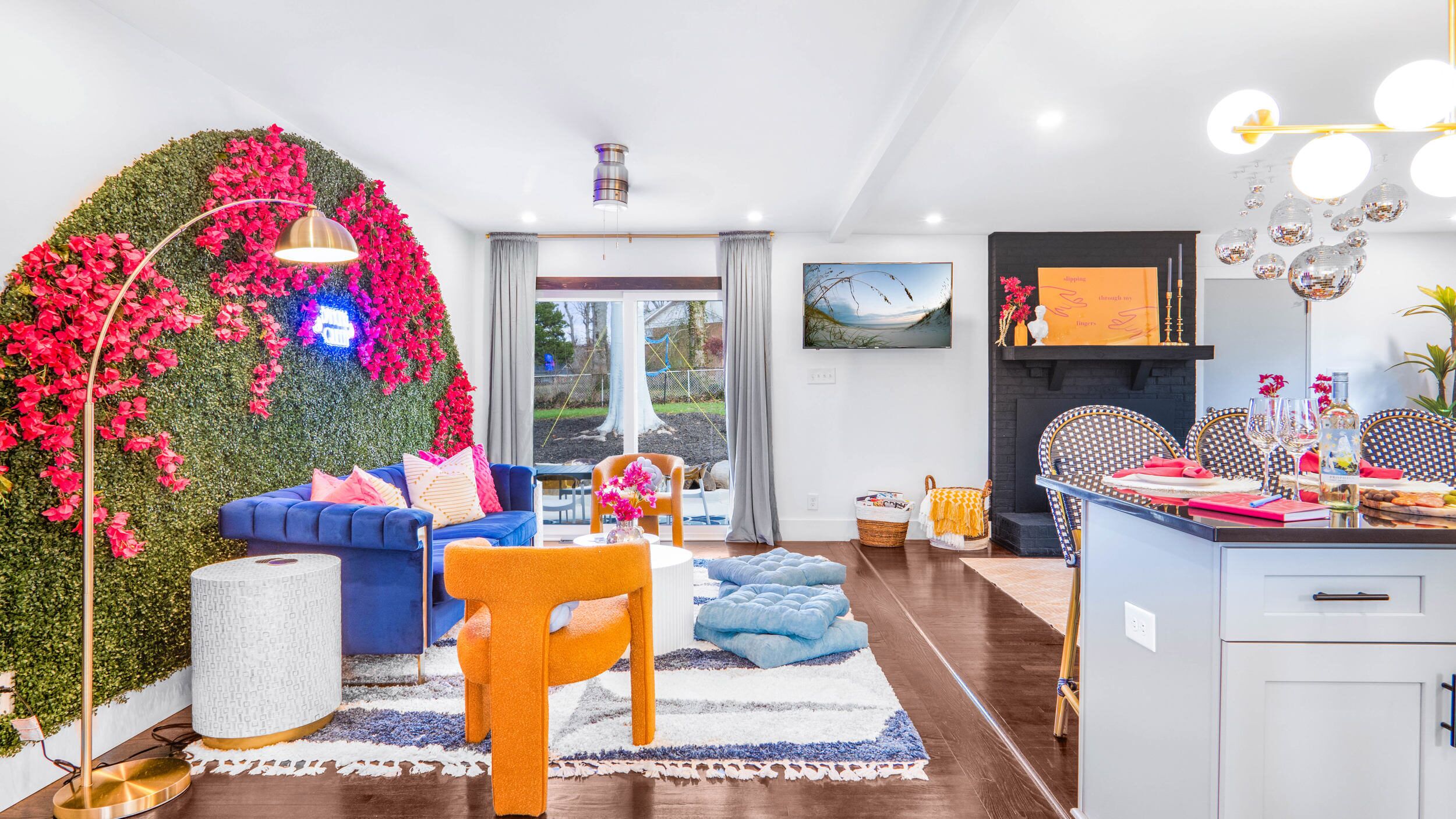 Eclectic Escape: 3bd - Backyard - 10min to Airport