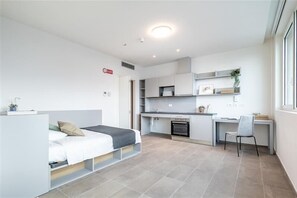 Deluxe Studio | 1 bedroom, down duvets, desk, laptop workspace