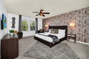 5 slaapkamers, een bureau, een strijkplank/strijkijzer, reisbedje