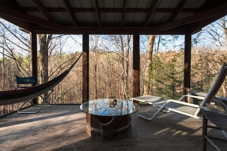 Terrace/patio. Deluxe Tree House 1 Hour from Toronto