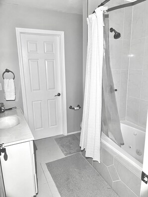 حوض استحمام بنظام ضخ المياه، مجففات شعر، مناشف، صابون