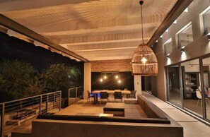 Outdoor dining - Modern Luxury Villa with the perfect view (Marloth Park)