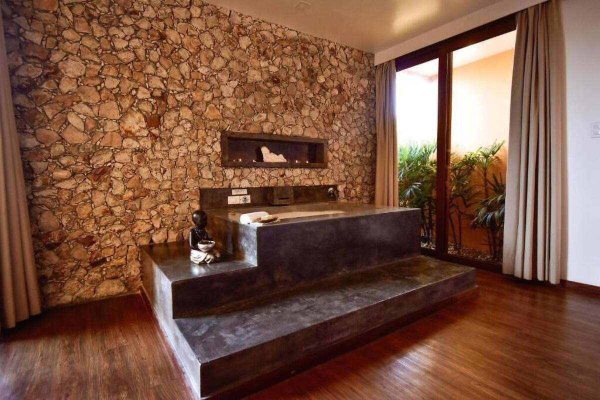 Luxury-Dreibettzimmer, Whirlpool, Erdgeschoss | 1 Schlafzimmer, hochwertige Bettwaren, Daunenbettdecken