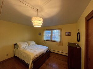 3 Schlafzimmer, Schreibtisch, Bügeleisen/Bügelbrett, Reisekinderbett