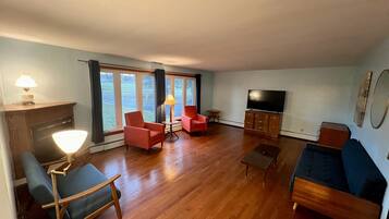 Una Smart TV, una chimenea