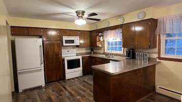 Refrigerador, microondas, horno, placa de cocina