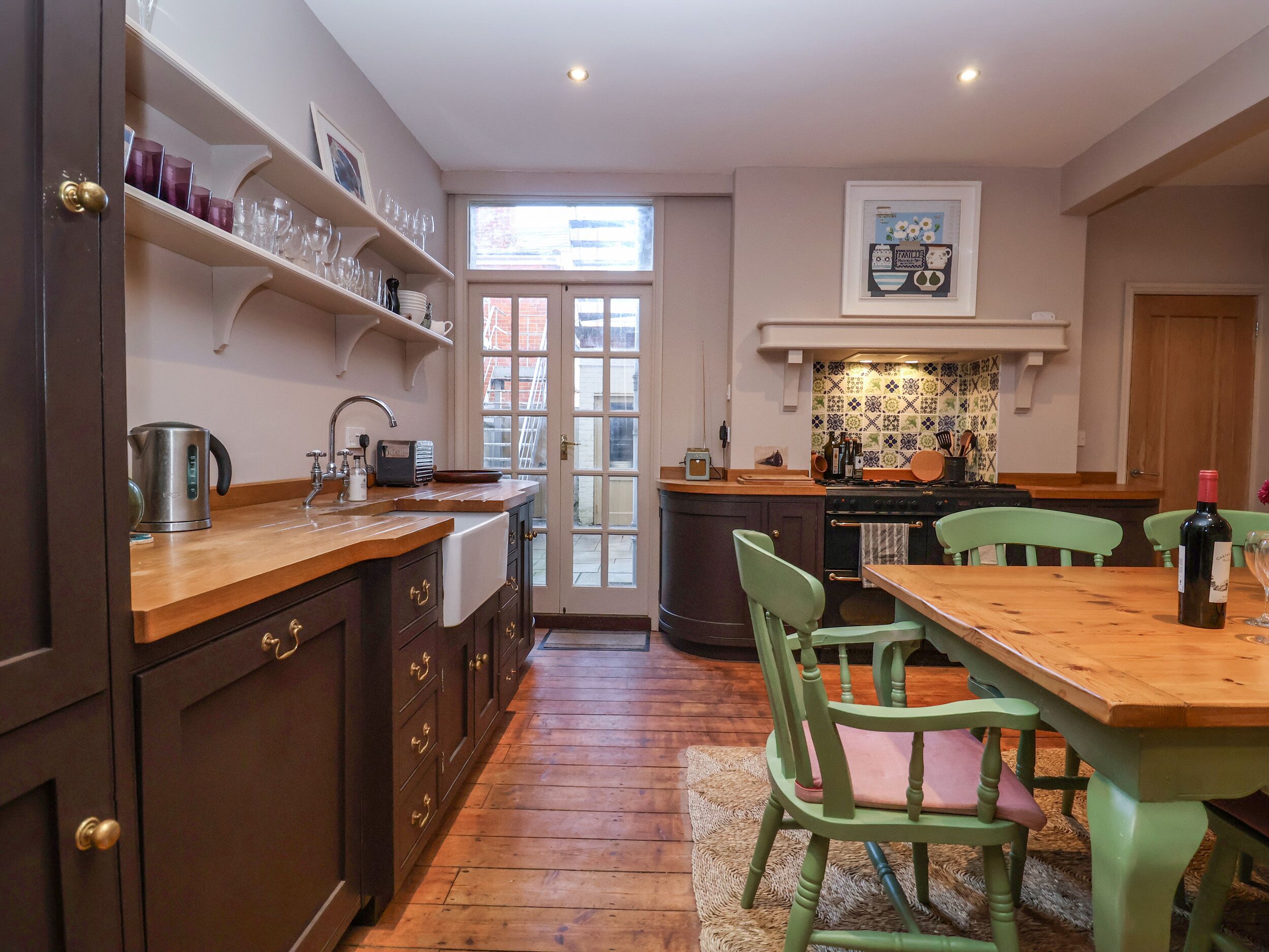 Dishwasher, electric kettle, toaster, cookware/dishes/utensils