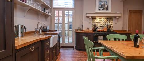 Lavavajillas, hervidor eléctrico, tostadora y utensilios de cocina