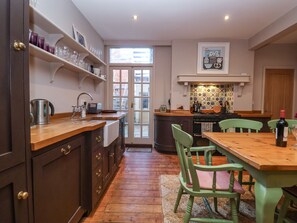 Dishwasher, electric kettle, toaster, cookware/dishes/utensils - 11a Market Cross Place (Aldeburgh)